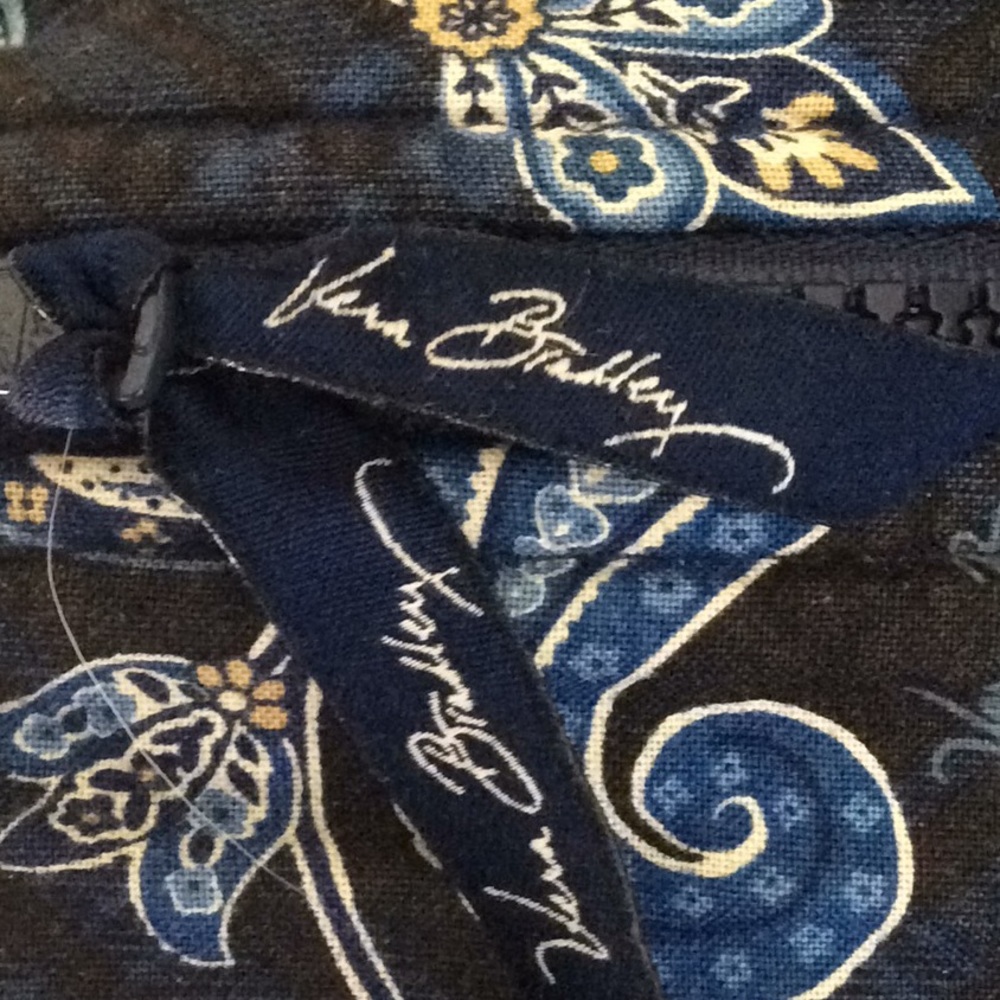 Vera Bradley Bag (Perfect for travel) - Picture 3 of 14